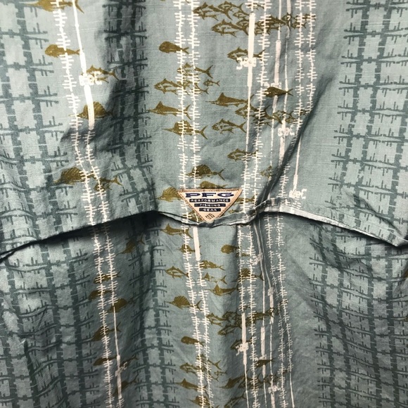 Columbia Fish PFG Button Up Size Medium - Picture 4 of 5